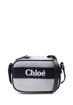 Sac bandoulière rectangulaire à rayures bleues et blanches avec logo "Chloé" brodé sur une bande bleu marine foncé, muni d'une sangle en cuir et d'une fermeture éclair.