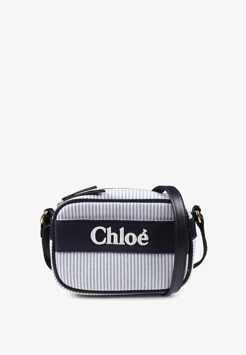 Sac bandoulière rectangulaire à rayures bleues et blanches avec logo "Chloé" brodé sur une bande bleu marine foncé, muni d'une sangle en cuir et d'une fermeture éclair.