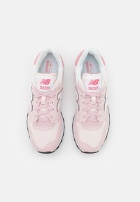 Paire de baskets New Balance 500 roses et blanches avec un design à lacets, en mesh et cuir suédé, vue de dessus sur un fond blanc.