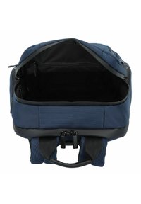 Mochila azul marino con un tejido duradero, gran compartimento abierto, bolsillo interior con cremallera y acentos reforzantes negros. Dos asas resistentes.