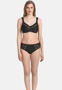 Zwarte bh met bloemendetail van kant en brede bandjes, gecombineerd met bijpassende hoge taille slipjes met vergelijkbare kantdetails aan de zijkanten.