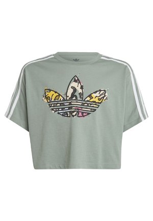 Salbeigrünes, kurz geschnittenes Adidas-T-Shirt mit weißen Doppelstreifen an den Ärmeln und einem großen bunten, abstrakten Trefoil-Logo auf der Brust.