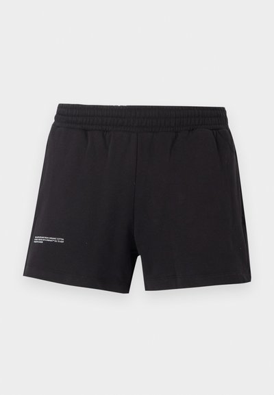 Schwarze Shorts aus Bio-Baumwolle mit einem elastischen Bund, seitlichen Taschen und einem kleinen Aufdruck auf der unteren linken Seite.
