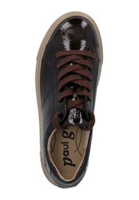 Sneaker en cuir verni noir avec des lacets marron, semelle beige et surface texturée. L'intérieur présente un design de logo sur la semelle.