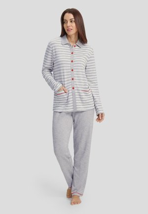 Conjunto de pijama de rayas grises que incluye una parte superior con botones rojos y bolsillos, combinado con pantalones holgados a juego y acentos en contraste.