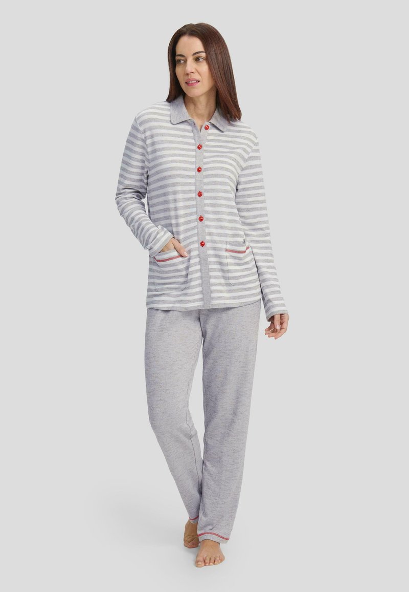 Conjunto de pijama de rayas grises que incluye una parte superior con botones rojos y bolsillos, combinado con pantalones holgados a juego y acentos en contraste.
