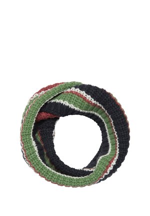 Écharpe tube tricotée avec des rayures horizontales vertes, noires, blanches et rouges sur fond blanc.