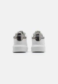 Sneakers bianchi con accenti metallici argento, materiale in pelle liscia, punta tonda, suola ammortizzata e marchio sul tallone.