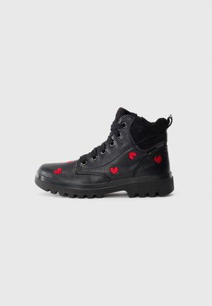 Schwarze Leder-Stiefeletten mit roten bestickten Herzen, strukturierten Oberflächen, runder Zehenform und Gummisohle mit Traktionsmustern.