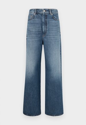 Jeans de pierna ancha en denim azul claro. Presentan un cierre de botón, cinco bolsillos y un ligero desvanecimiento. Diseño limpio con un corte recto.