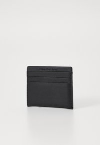 Portafoglio in pelle nera con quattro tasche frontali, logo embossato in alto e superficie liscia. Forma rettangolare compatta, design minimalista.