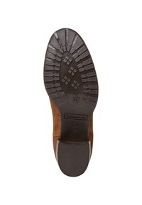 Suela de zapato marrón con profundo relieve, tacón rectangular con ranuras y la marca "Tamaris" junto con la talla 37 grabada en la parte inferior.