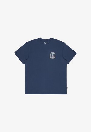 Marineblauw katoenen T-shirt met korte mouwen, met een witte afbeelding van een palmboom en tekst op het linkerborstgebied. Klassieke ronde hals.