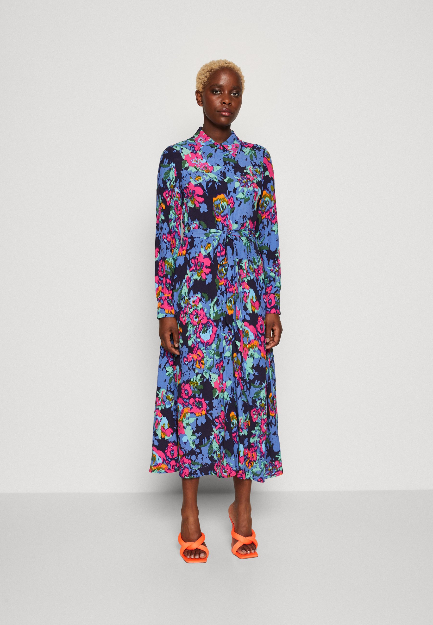 YAS Damen Blusenkleid Mit Reverskragen Und Bindegürtel – Langärmlig, V-Ausschnitt, Normale Passform