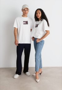 Tommy Jeans STREET FLAG TEE UNISEX - Tricou cu imprimeu - white