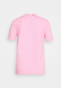 Kurzarme rosa Polohemd mit Kragen, einem Reißverschlussdetail auf der Rückseite und einer glatten, einfarbigen Stofftextur.