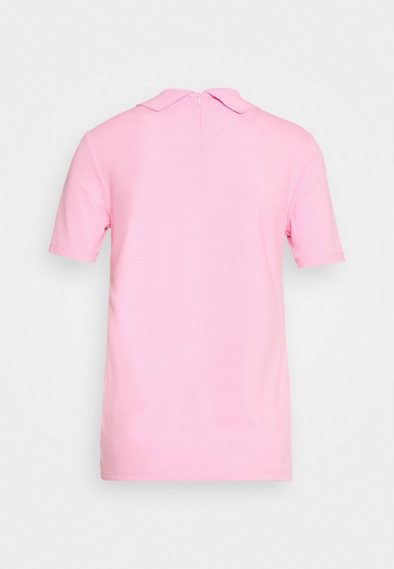 Kurzarme rosa Polohemd mit Kragen, einem Reißverschlussdetail auf der Rückseite und einer glatten, einfarbigen Stofftextur.