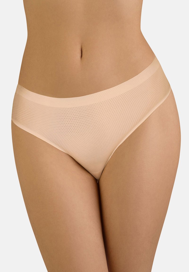Sous-vêtements hipster en maillage beige avec une large ceinture élastique lisse ; le tissu semble doux et léger.