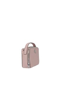 Borsa a mano in pelle rosa con una texture liscia, forma rettangolare, manico superiore e una cerniera argentata. Logo impresso sul davanti.