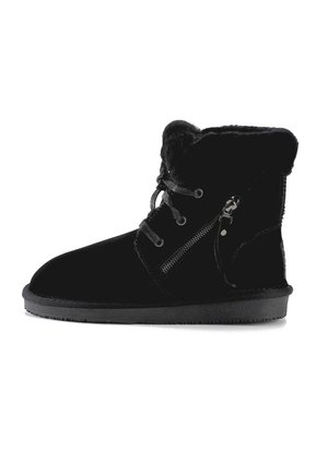 Bota negra de invierno con forro de piel, cordones delanteros, cremallera lateral y suela plana de goma, diseñada para clima frío.