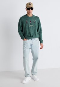 Hollister Co. Boxy Golf Graphic Crew Sweater - Vesta - sea moss ground