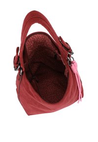 Rode suede handtas met een ruime opening, interieur met een bruine stippenvoering en een roze decoratieve kwast. Inclusief metalen hardwareaccenten.