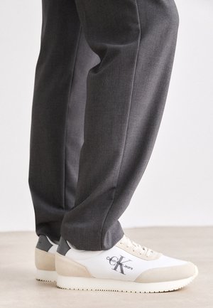 RETRO RUNNER MONO - Sneakers basse - bright white/white/charcoal grey
