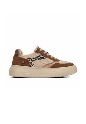 Zapatilla baja con pelaje beige, detalles en ante marrón, estampado de leopardo, suela gruesa beige y cierre de cordones sobre fondo blanco.