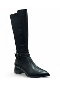 Stivale nero al ginocchio in pelle liscia, caratterizzato da una punta appuntita, tacco a blocco e un'accento con fibbia su una larga cinghia.