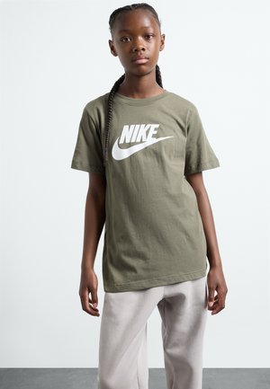 Olijfgroene katoenen t-shirt met een groot wit Nike-logo op de voorkant, korte mouwen en een klassiek ronde halsontwerp.
