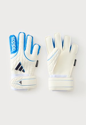 Par de guantes de portero Adidas blancos y azules con dedos acolchados y correas para la muñeca, colocados planos sobre un fondo blanco.