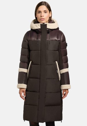 Brauner Puffer-Mantel mit einer strukturierten, cremefarbenen Sherpa gefütterten Kapuze und Bündchen. Verfügt über Reißverschlusstaschen und eine gerade Silhouette.