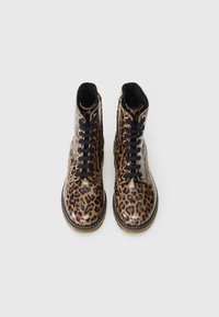 Stivali alla caviglia con stampa leopardata, lacci neri, zip laterali, texture lucida e punta rotonda. Suola robusta con un leggero tacco.