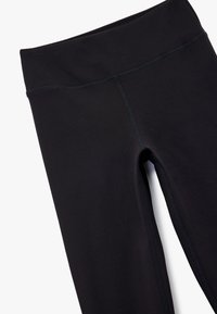 Sorte leggings lavet af glat, strækbart stof. Høj talje med flade sømme og en tætsiddende design. Ingen mønstre eller tydelige hardwaredetaljer.