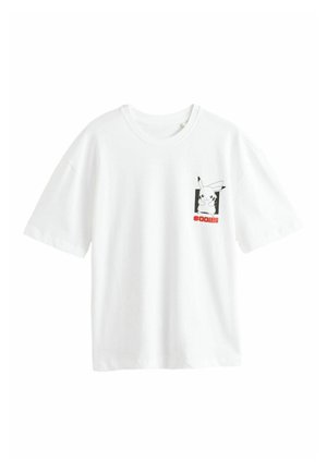 Weißes Kurzarm-T-Shirt mit kleinem schwarz-weißem Pikachu-Motiv und rotem Hashtag-Schriftzug auf der linken Brustseite.