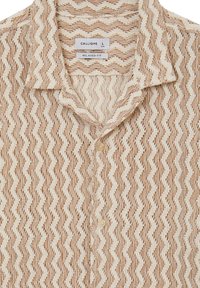 Camicia color sabbia e crema con colletto, realizzata in tessuto testurizzato con un motivo a zigzag, dotata di chiusura a bottoni e vestibilità rilassata.