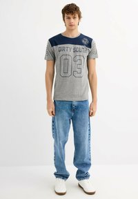 INSIDE Camiseta estampada - gris
