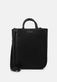 Svart läder tote-väska med rundade topphandtag, justerbart rem, präglad logotyp och en slät textur. Strukturerad design med minimalistiska accenter.