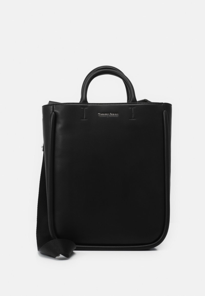 Svart läder tote-väska med rundade topphandtag, justerbart rem, präglad logotyp och en slät textur. Strukturerad design med minimalistiska accenter.