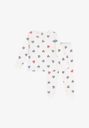 Pamut pizsama szett, hosszú ujjú felsővel és hozzá illő nadrággal, fehér háttérrel, piros és kék csíkos szívmintával.