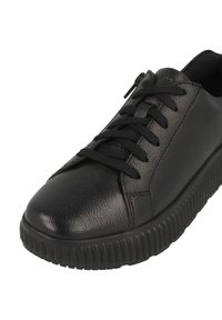 Sneaker nera in pelle con tomaia texturizzata, design con lacci e suola in gomma rigata per una maggiore aderenza e durata.