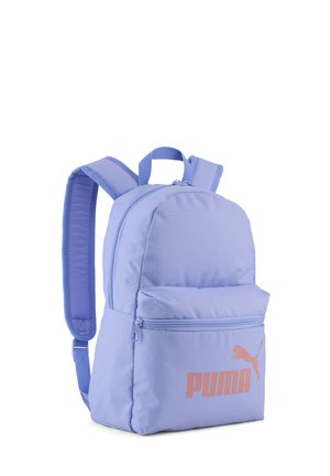 Jasnofioletowy plecak PUMA z wyściełanymi paskami, przednią kieszenią na suwak i pomarańczowym logo na kieszeni na białym tle.