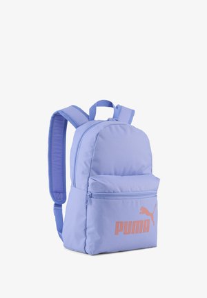 Jasnofioletowy plecak PUMA z wyściełanymi paskami, przednią kieszenią na suwak i pomarańczowym logo na kieszeni na białym tle.