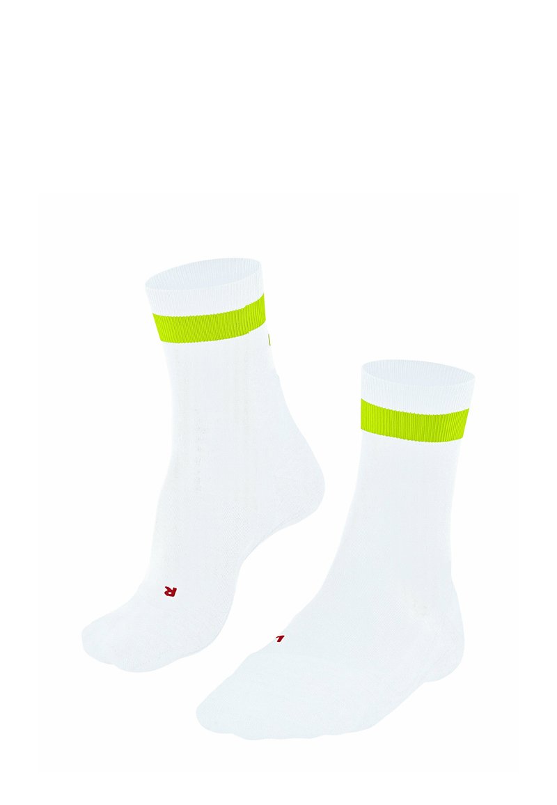 Chaussettes blanches à la cheville avec une large bande fluorescente jaune en haut et un logo rouge sur les semelles. Texture douce et lisse.