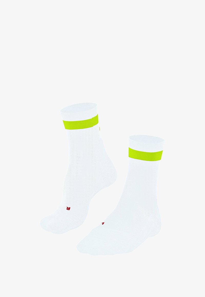 Chaussettes blanches à la cheville avec une large bande fluorescente jaune en haut et un logo rouge sur les semelles. Texture douce et lisse.