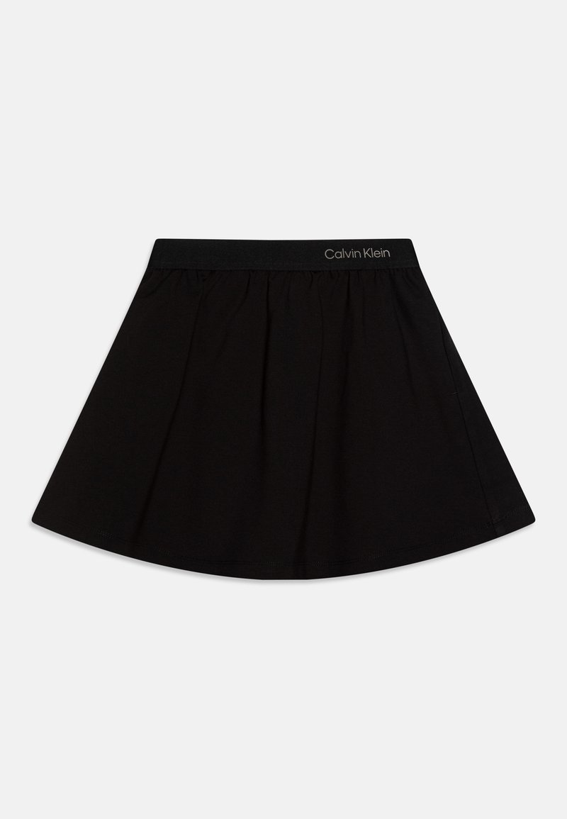 Fekete szoknya, amely ráncolt dizájnnal rendelkezik, sima textúrával és rugalmas derékpánttal, melyen a "Calvin Klein" márkaneve található.