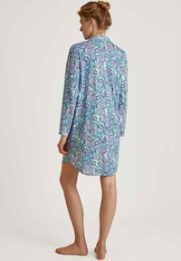 Kimono a maniche lunghe con motivo paisley multicolore, realizzato in un tessuto leggero, dalla vestibilità ampia e con orlo curvo, caratterizzato da una consistenza morbida e una leggera lucentezza.
