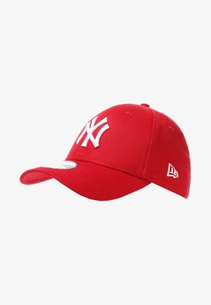 Casquette de baseball rouge avec logo NY brodé en blanc sur le devant et logo New Era blanc sur le côté, visière incurvée et ajustement réglable.