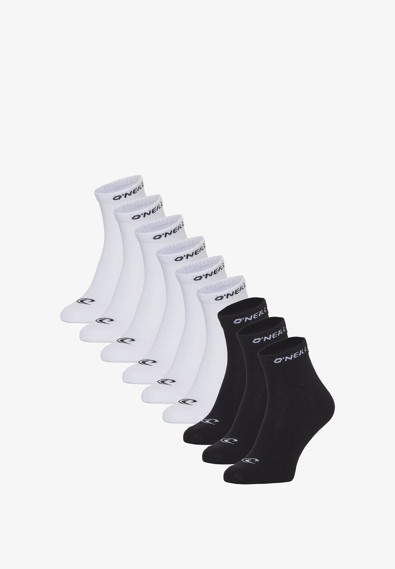 Paquet de huit chaussettes, quatre blanches et quatre noires. Mélange de coton, longueur cheville avec des poignets côtelés. Comprend le logo de la marque dans des couleurs contrastées.