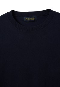 Marineblauwe trui met een ronde kraag, geribbelde halslijn en zachte textuur. Voorzien van een label met "PIOMBO" in gele steek.